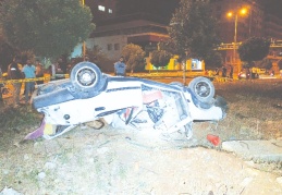 Düğün dönüşü otomobil takla attı