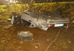 Düğün dönüşü takla atan aracın sürücüsü öldü