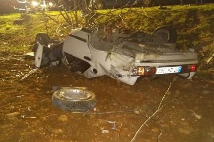 Düğün dönüşü takla atan aracın sürücüsü öldü