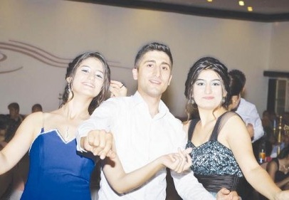 Düğün konvoyundaki genç maganda kurşunu ile yaralandı