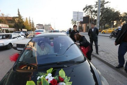 Düğün konvoyunun yolunu kesti