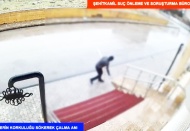 Düğün salonu girişindeki demir korkulukları çaldılar