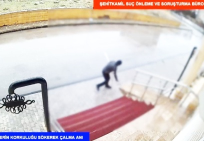 Düğün salonu girişindeki demir korkulukları çaldılar