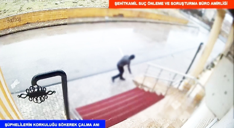 Düğün salonu girişindeki demir korkulukları çaldılar