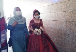 Düğünü bırakıp gelinliğiyle hastaneye koştu