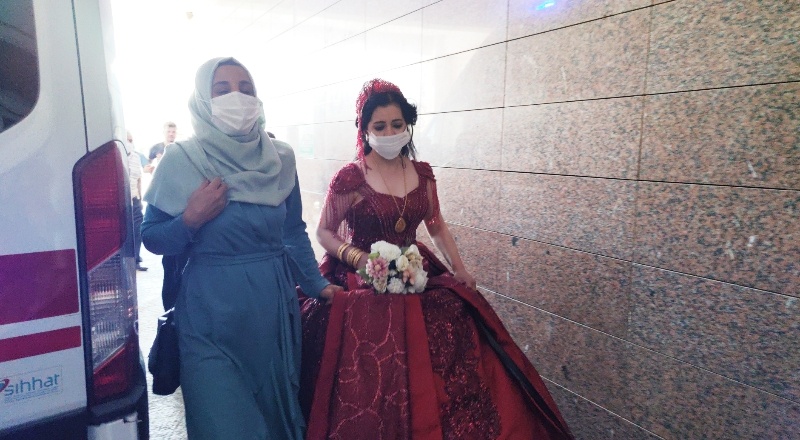 Düğünü bırakıp gelinliğiyle hastaneye koştu