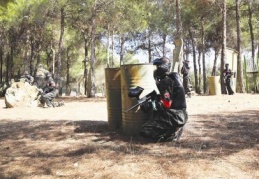 Dülük Tabiat Parkı’nda Paintball oynayarak, gönüllerince eğlendi