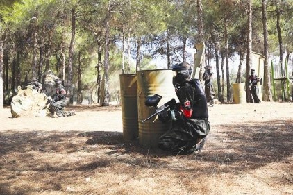 Dülük Tabiat Parkı&#8217;nda Paintball oynayarak, gönüllerince eğlendi