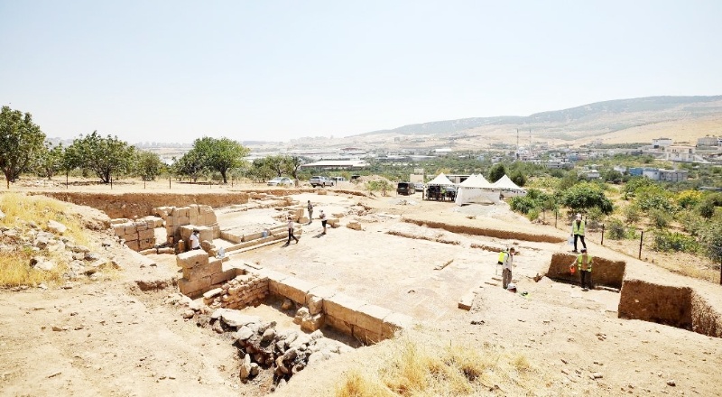 Dülük’te dini bir yapı ve aynı zamanda demirci atölyesi ortaya çıkarıldı