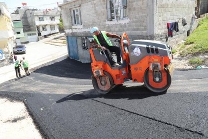 Dumlupınar Mahallesi&#8217;nde yolların asfaltlama çalışmalarına başlandı