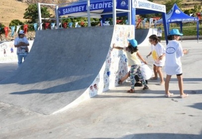 Dünya Dostluk Günü için boyadılar