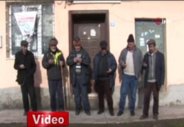 Dünya ile iletişim kurmak için 1.5 kilometre yürümek zorundalar