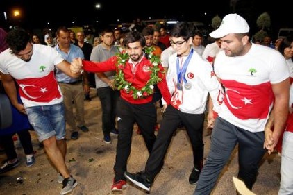 Dünya şampiyonuna havalimanında davullu zurnalı karşılama