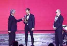 Dünya Superbike şampiyonu Toprak Razgatlıoğlu ödülünü aldı