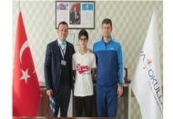 Dünya üçüncüsü olan milli yüzücü gözünü altın madalyaya dikti