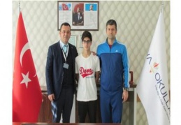 Dünya üçüncüsü olan milli yüzücü gözünü altın madalyaya dikti