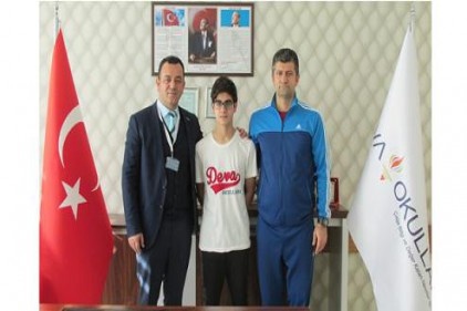 Dünya üçüncüsü olan milli yüzücü gözünü altın madalyaya dikti