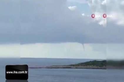 Dünyaca ünlü Kaputaş Plajı açıklarında hortum