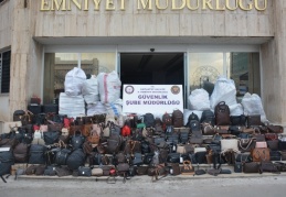 Dünyaca ünlü markaların bire bir taklitlerini üretmişler