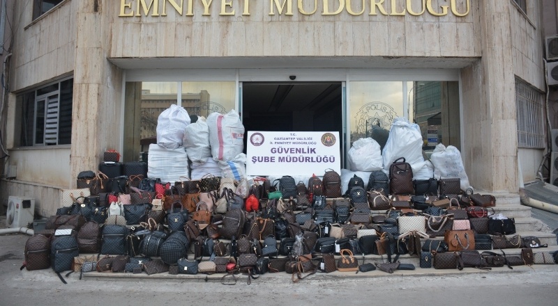 Dünyaca ünlü markaların bire bir taklitlerini üretmişler