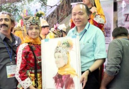 Dünyaca ünlü ressam Liu YuDuygu’nun resmini çizdi