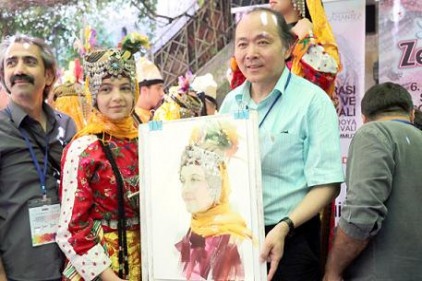 Dünyaca ünlü ressam Liu YuDuygu&#8217;nun resmini çizdi