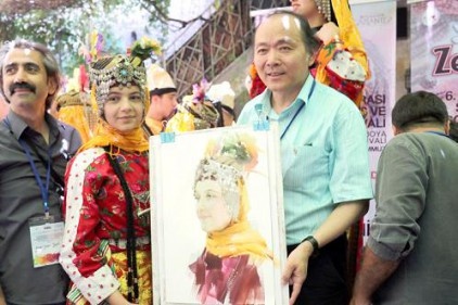 Dünyaca ünlü ressam Liu YuDuygu&#8217;nun resmini çizdi
