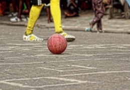 Dünyada her 45 kişiden biri insani yardıma muhtaç