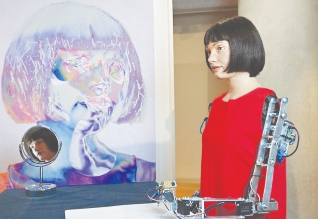 Dünyanın ilk ressam robotu yeni sergi açtı