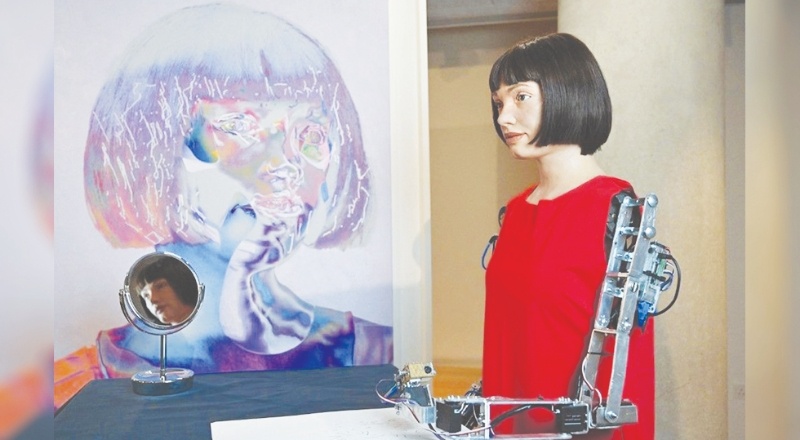 Dünyanın ilk ressam robotu yeni sergi açtı