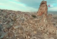 Dünyanın tek doğal gökdeleni turistlerin akınına uğruyor