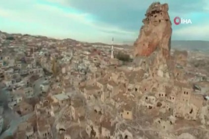 Dünyanın tek doğal gökdeleni turistlerin akınına uğruyor