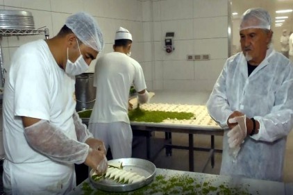 Dünyanın ünlü şefleri baklava imalathanesinde