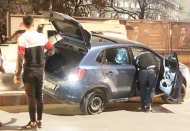 'Dur' ihtarına uymayan sürücü kaza yapıp refüje çıktı