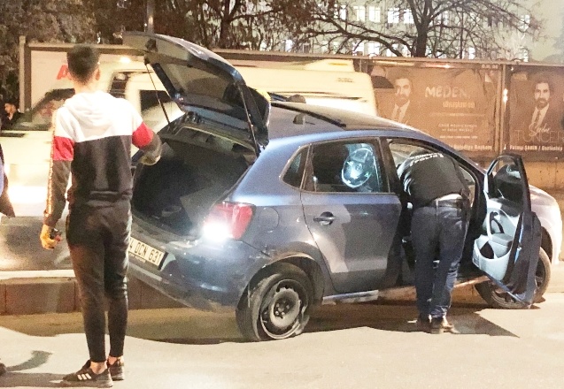 'Dur' ihtarına uymayan sürücü kaza yapıp refüje çıktı