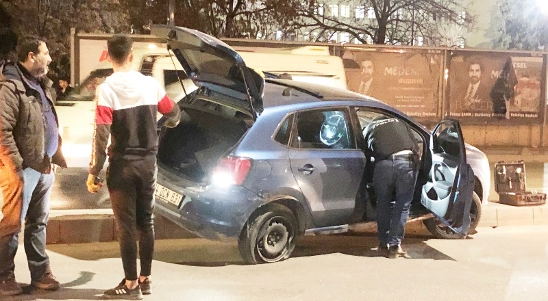 'Dur' ihtarına uymayan sürücü kaza yapıp refüje çıktı