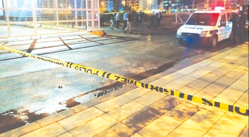 Dur ihtarına uymayıp polise silah doğrultan şahıs kolundan vuruldu