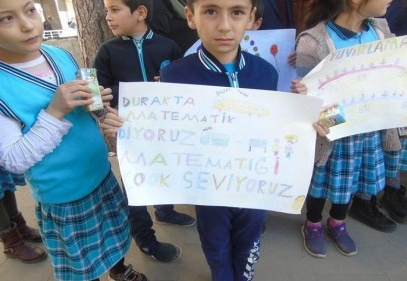 Duraklara asılan afişlerle matematik öğreniyorlar