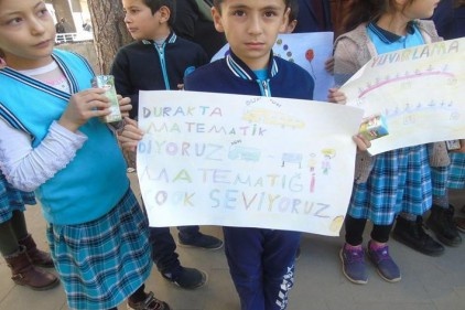 Duraklara asılan afişlerle matematik öğreniyorlar