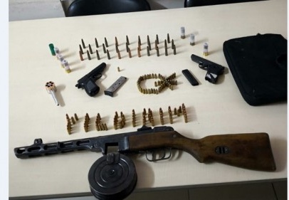 Durdurulan araçta ağır makineli tüfek ve tabanca ele geçirildi