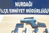 Durdurulan otomobilde silahlar ele geçirildi