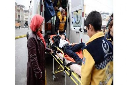 Duvardan atlarken yaralandı