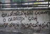 Duvarlar yazı tahtasına döndü
