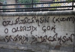 Duvarlar yazı tahtasına döndü
