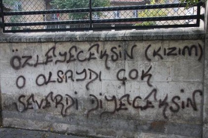 Duvarlar yazı tahtasına döndü