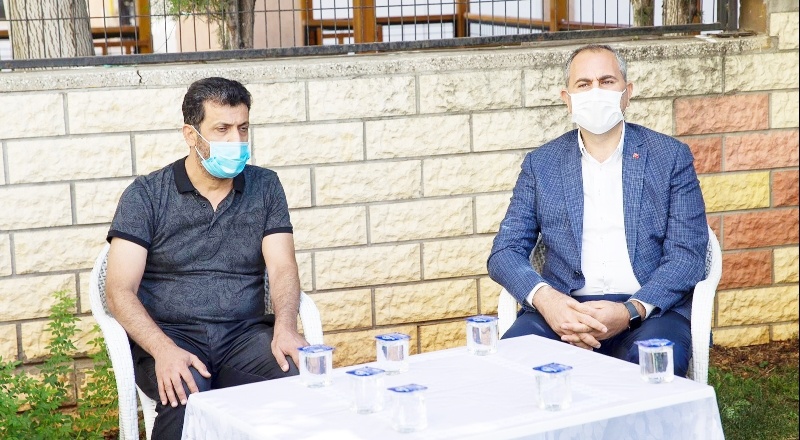 Duygu Delen’in ailesini ziyaret etti