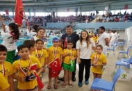 düzenlenen “3’üncü Minik Kulaçlar Yüzme Şenliği”ne 63 minik yüzücüsü ile katıldı