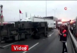 E-5'te kamyon devrildi, trafik kilitlendi
