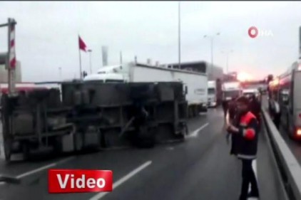 E-5&#039;te kamyon devrildi, trafik kilitlendi