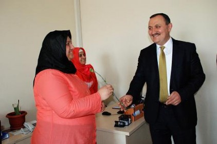 Ebe ve hemşirelere karanfil dağıttı